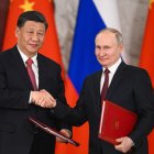 Xi Jinping y Vladimir Putin se dan la mano luego de alcanzar acuerdos económicos