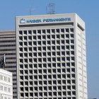 Un edificio de oficinas con el logotipo de Kaiser Permanente