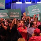 Hispanos con carteles que rezan "Latinos for Trump" en 2020.