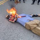 Un muñeco de Michael Knowles es quemado en una manifestación Antifa.