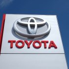 Imagen de archivo del logo de Toyota en el exterior de un concesionario.