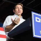 Imagen de archivo del gobernador de Florida Ron DeSantis durante un evento de campaña en 2023.