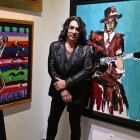 El cantante de Kiss Paul Stanley frente a un cuadro pintado propio en una galería de Florida, Miami.