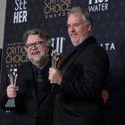 Guillermo del Toro y Mark Gustafson celebran el triunfo de 'Guillermo del Toro's Pinocchio' en los Critics Choice Awards 2023.