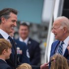 El gobernador de California, Gavin Newsom, junto con el presidente de los Estados Unidos, Joe Biden.