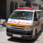 Una ambulancia conduce en Gaza