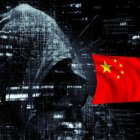 Montaje de un hacker encapuchado con una bandera china.