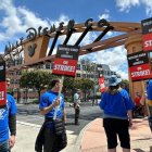Guionistas manifestándose el 2 de mayo de 2023 frente a la sede de Walt Disney Studios. La huelga de guionistas es la primera después de 15 años.