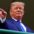 El expresidente Donald Trump saluda a la multitud el 7 de mayo de 2022; Louisville