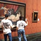 Dos activistas climáticos atacan La Venus del espejo de Velázquez en Londres.
