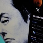 Imagen de Elon Musk detrás de un celular que muestra el nuevo logo y nombre de Twitter, X.