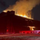 Los bomberos se despliegan para tratar de extinguir el incendio del hangar de la Base Aérea de