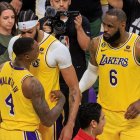 Los jugadores de Los Ángeles Lakers LeBron James, Anthony Davis y Lonnie Walker celebran la victoria en el cuarto partido de la serie frente a Golden State Warriors de las semifinales de la Conferencia Oeste.