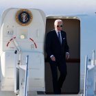 Joe Biden saliendo del Air Force One.
