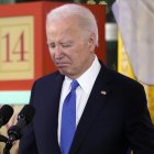 El presidente de Estados Unidos, Joe Biden, habla detrás de una tarima durante una recepción de Hanukkah en la Sala Este de la Casa Blanca en Washington, el lunes 11 de diciembre de 2023.