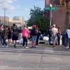 Cientos de migrantes agolpándose en El Paso a la espera de su destino.