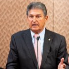 Imagen de archivo del senador estadounidense Joe Manchin (D-WV) hablando en una conferencia de prensa.