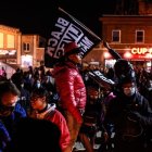 Gente de BLM en la Plaza George Floyd después del veredicto de culpabilidad del juicio de Derek Chauvin en Minneapolis, Minnesota, EE.UU. el 20 de abril de 2021.