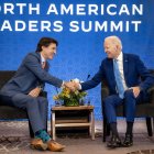 Biden y Trudeau se dan la mano durante el encuentro