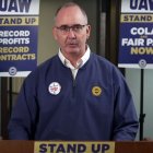 Shawn Fain, líder de la United Auto Workers (UAW) durante la rueda de prensa celebrada el viernes, 15 de septiembre, en la que anunció que los trabajadores de las tres grandes fábricas comienzan una huelga.