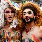 Dos drag queens posando en la Marcha del Orgullo en Nueva York.