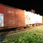 Inmigrantes ilegales intentan cruzar la frontera ocultos en un vagón de tren.