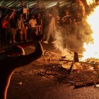 27 March 2023, Israel, Tel Aviv: Israeli anti-government protesters block a road with a bonfire as they take to the streets, following Netanyahu's dismissal of Defence Minister Galant. Angry protests broke out in Tel Aviv on Sunday night following Israeli Prime Minister Benjamin Netanyahu's dismissal of Defence Minister Yoav Galant which came after he called on the government to halt its controversial judicial reform. Photo: Ilia Yefimovich/dpa