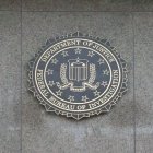 El logo del FBI sobre una pared.