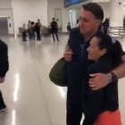 Bolsonaro posa con simpatizantes en el aeropuerto de Florida.