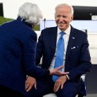 El presidente de los Estados Unidos, Joe Biden, dialoga con la secretaria del Tesoro, Janet Yellen.