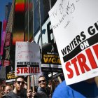 El sindicato de actores apoyando al sindicato de guionistas pocas semanas antes de aprobar ir a huelga si no llegan a un acuerdo con los estudios. Imagen de una de las más de 20 huelgas que afectan a Estados Unidos.