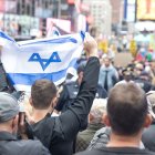 Imagen de archivo de manifestantes con banderas de Israel una marcha en Nueva York.