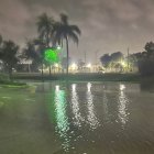 Imagen tomada por el equipo de Voz Media durante la noche del miércoles 15 de noviembre mostrando las inundaciones provocadas por las lluvias en Florida.