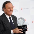 Julio Iglesias recibiendo el premio al artista latino más exitoso de todos los tiempos en junio de 2023.