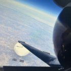 Selfie de un piloto del ejército sobrevolando el globo espía chino