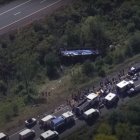 Captura de pantalla del accidente de autobús que tuvo lugar en la I-84 y que provocó la muerte de dos personas y más de 40 heridos en el condado de Orange, Nueva York el jueves, 21 de septiembre de 2023.