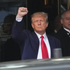 El expresidente Donald Trump hace un gesto con el puño antes de abandonar la Torre Trump, el martes 4 de abril de 2023 en Nueva York tras enfrentarse a cargos relacionados con pagos de dinero por silencio.