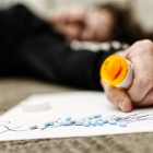 Imagen de una persona tendida en el suelo por una sobredosis.