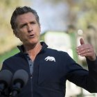 El gobernador de California Gavin Newsom durante un discurso al aire libre.