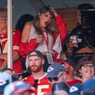 Taylor Swift en el Arrowhead Stadium animando a Travis Kelce el domingo24 de septiembre de 2023.