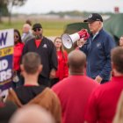 El presidente Joe Biden acude a un piquete de la UAW, sindicato que convocó la huelga de los trabajadores del sector del automóvil. 26 de septiembre de 2023.