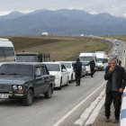 Caravana de armenios huye de Artsaj.