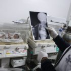 Una recién nacida reposa en una incubadora durante su revisión médica en un hospital infantil de la ciudad siria de Afrin. Aya, la llamada "bebé milagro", fue rescatada de debajo de una casa destruida, con el cordón umbilical aún atado a su madre muerta, tras un mortífero terremoto que desgarró la frontera turco-siria.