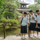 Tres alumnas frente a una escuela en Japón.