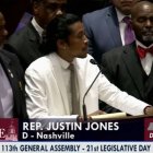 El representante demócrata Justin Jones durante su intervención en la Cámara de Representantes de Tennessee.