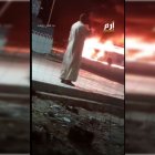Accidente con 34 muertos en Argelia. Un hombre mira como arde el autobús accidentado.