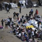 Migrantes atrapados entre las vallas primaria y secundaria en la frontera entre Tijuana y San Diego, visto desde Tijuana, México.