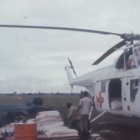 Captura de pantalla de un helicóptero de ayuda humanitaria en Nigeria en 1968.