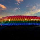 Allianz Arena, estadio del Bayern de Múnich (Alemania), con los colores de la bandera LGBT.