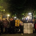 Alborotadores del Black Lives Matter portando pancartas contra la policía durante una manifestación.